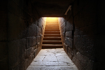 kamienne stare schody wychodzące z podziemi do światła - obrazy, fototapety, plakaty