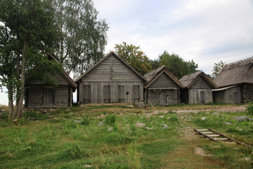 zabytkowe drewniane domy wiejskie w skansenie w estonii © KOLA  STUDIO
