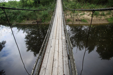 drewniany most linowy kładka na rzece