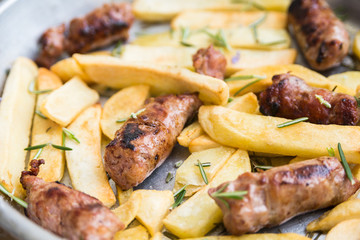 Piatto di Salsiccia di maiale e patate cotti al forno
