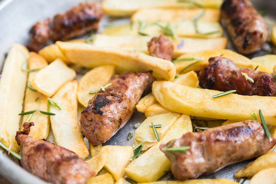 Piatto di Salsiccia di maiale e patate cotti al forno