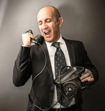 uomo d'affari urla parlando al telefono