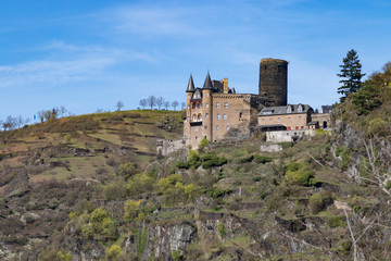 Fototapeta premium Burg Katz oberhalb von St. Goarshausen am Rhein im Rheintal