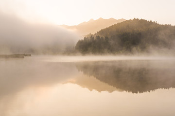 Sonnenaufgang mit Nebel über Geroldsee im Hintergrund Soierngruppe im Karwendel
