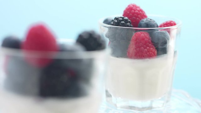 changing focus from ne to another glass with dessert with berries Minimalism food video