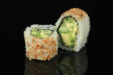 siyah arka planda suşi çeşitleri