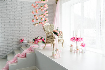 White room with retro table and chairs, decorated with flowers.