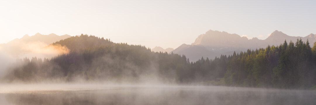 Fototapeta Panorama vom Geroldsee mit Soierngruppe und Karendel in den Alpen