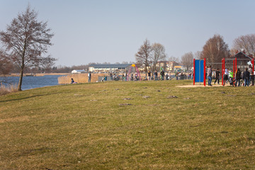Obraz premium Plac zabaw i siłownia nad jeziorem