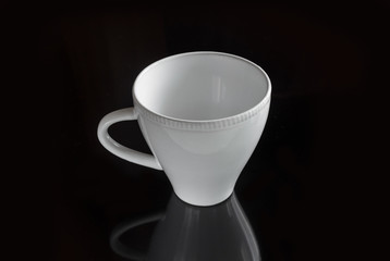 Белая пустая чашка на тёмном фоне