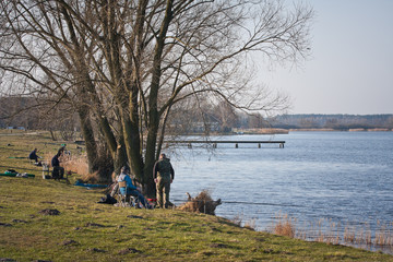 Wędkarze nad jeziorem © Mariusz Stoszewski