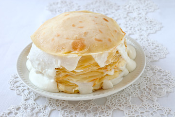 Stapel Pfannkuchen mit Quark