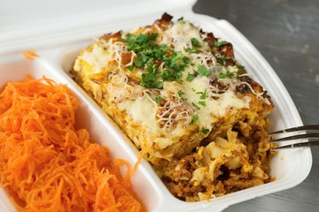 Gratinated pasta and carrot salad in meal box.
