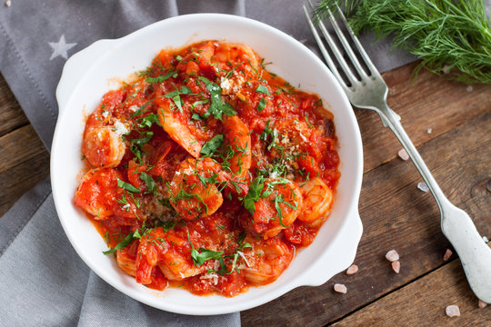 Baked shrimps in tomato and cheese sauce