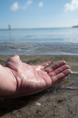 Hand im Wasser