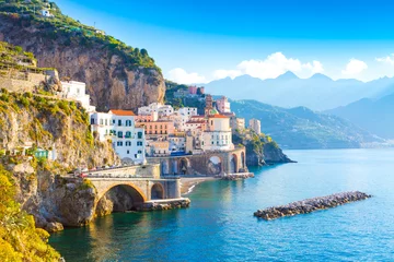 Fotobehang Ochtendmening van stadsbeeld van Amalfi aan de kustlijn van de Middellandse Zee, Italië © proslgn