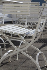 weißer Holzstuhl auf terasse