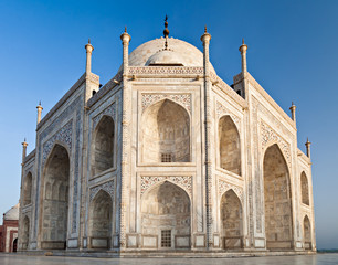 Fototapeta na wymiar Taj Mahal in sunrise light