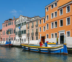 Fototapeta na wymiar Colourful houses along the Canale di Cannaregio in Venice, Veneto, Italy.