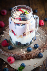 Yogurt de frutas con arandanos y moras