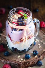 Yogurt de frutas con arandanos y moras
