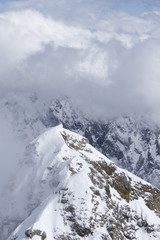 Fototapeta na wymiar Blick auf die schneebedeckten Berge der bayrischen Alpen 