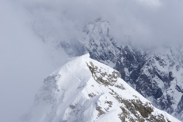 Blick auf den schneebedeckten Gipfel eines Berges in den bayrischen Alpen 