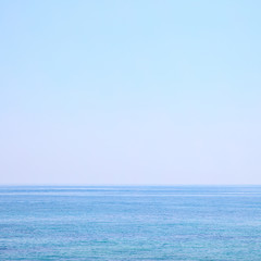 Obraz premium Sea horizon and clear light blue sky