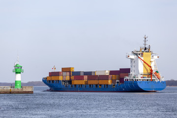 Containerschiff vor Travemünde