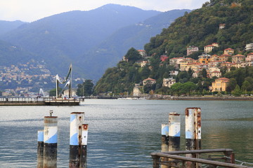Blick auf Como, Anlegestelle, Hafen mit Uferpromenade am Comer See in Italien