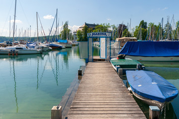 Fototapeta premium Kleiner Hafen mit Schiffen