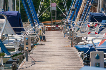 Kleiner Hafen mit Schiffen