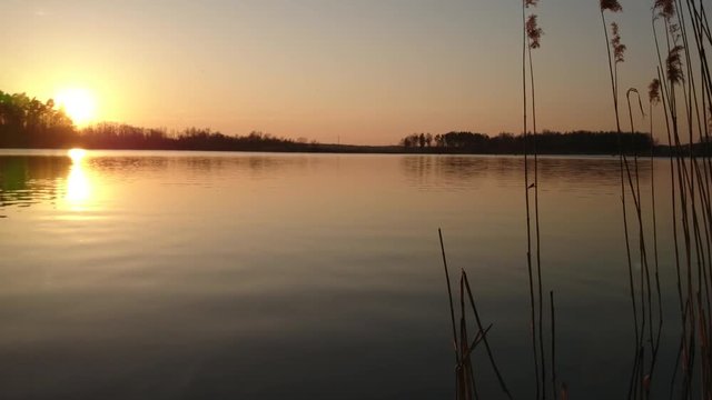 zachód słońca nad jeziorem, wędkowanie o zachodzie słońca