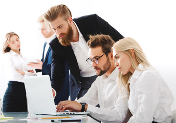 Obraz premium Businessman in office connected on internet network. concept of startup company