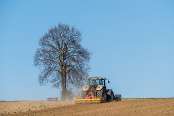 Fototapeta premium Traktor bei der Feldarbeit