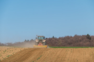 Obraz premium Traktor bei der Feldarbeit