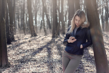 Obraz premium Young woman using mobile phone to searhing and reading news