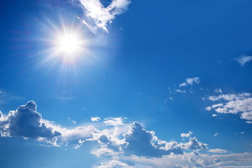 Strahlender Sonnenschein und blauer Himmel mit Wolken, Hintergrund