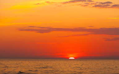 Naklejka premium Idyllic shot of sunset by the sea