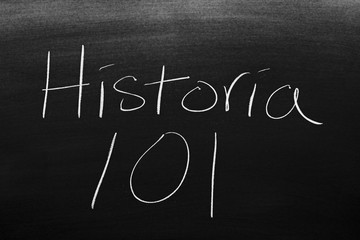 Obraz premium The words Historia 101 on a blackboard in chalk