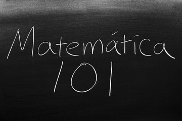 Obraz premium The words Matemática 101 on a blackboard in chalk