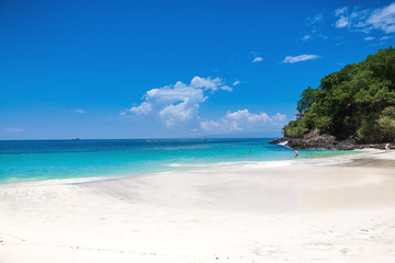 Fototapeta na wymiar Tropical sandy beach and ocean with crystal water in Bali
