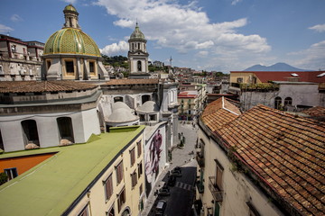 Vista dei tetti di Napoli dal ponte della Sanità, con un cielo nuvoloso ed il Vesuvio sullo sfondo
