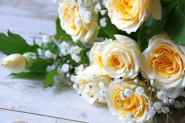 バラの花束　淡い色のバラ