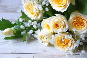 バラの花束　淡い色のバラ