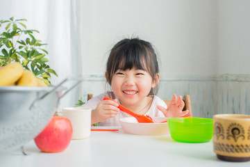 食事をする女の子
