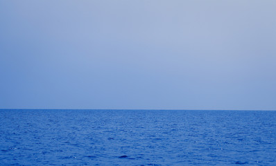 Naklejka premium Horizon line between the sea and the sky in the summer evening