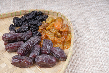 Kurma on a wooden wicker.