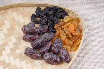 Kurma on a wooden wicker.