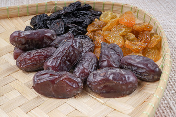Kurma on a wooden wicker.
